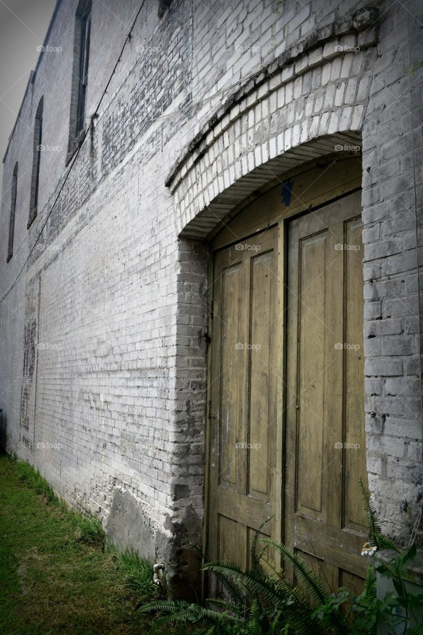 Traveling through old towns in Florida reveal many dilapidated buildings 