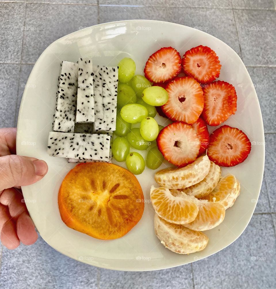 🇺🇸 Delicious fruits to bring health: thompson grape, strawberries, chocolate persimmon, gossip and white dragon fruit. / 🇧🇷 Frutas deliciosas para trazer saúde: uva thompson, morangos, caqui chocolate, mexerica e pitaia branca. 