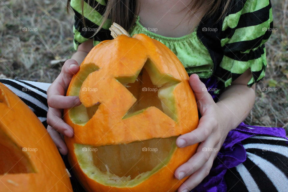 halloween's pumpkin and little witch