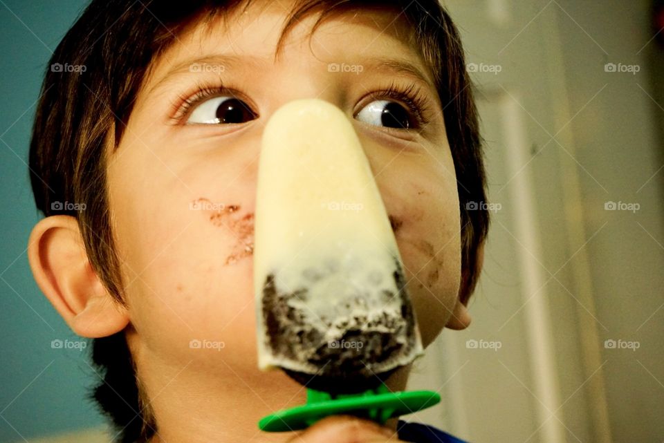 Oreo with vanilla ice pop 