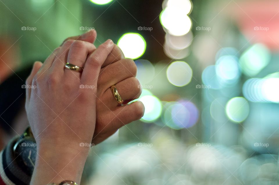 bokeh effect in the hands of a loving couple