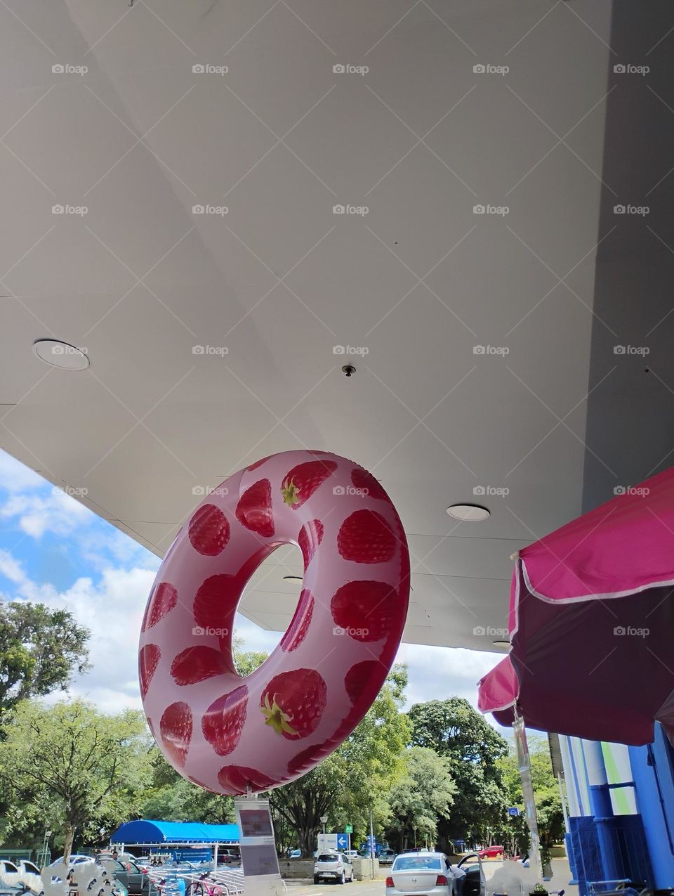 A bóia é um acessório de piscina, que pode ser usada para diversão, segurança, relaxamento ou decoração. É recomendado, que as boias sejam usadas apenas em piscinas, pois em praias e represas, podem murchar e causar afogamentos