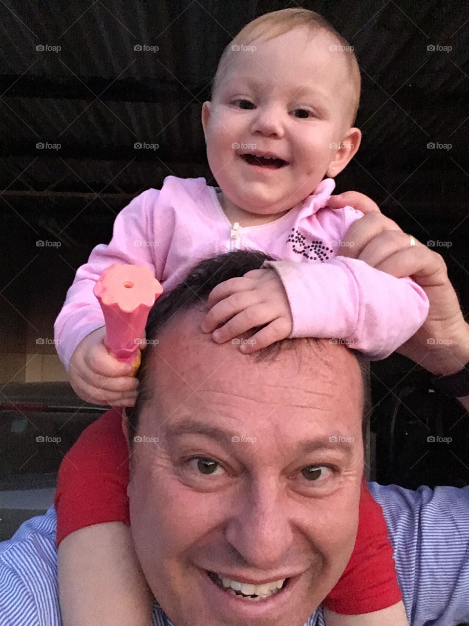 Alegria de viver! Minha pequena, alegre e sorridente, fazendo bagunça na cabeça do papai!