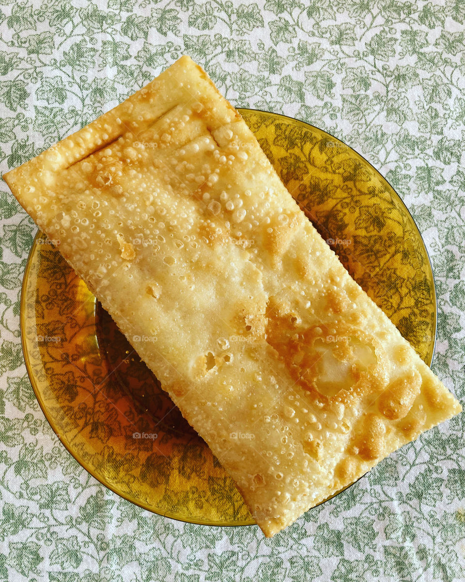 A delicious Pastel de Feira to satisfy your hunger.  Is anyone served?  This is meat! /Um delicioso Pastel de Feira para matar a fome. Alguém está servido? Esse é de carne!