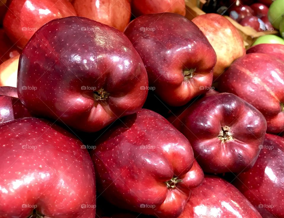Red apples season 