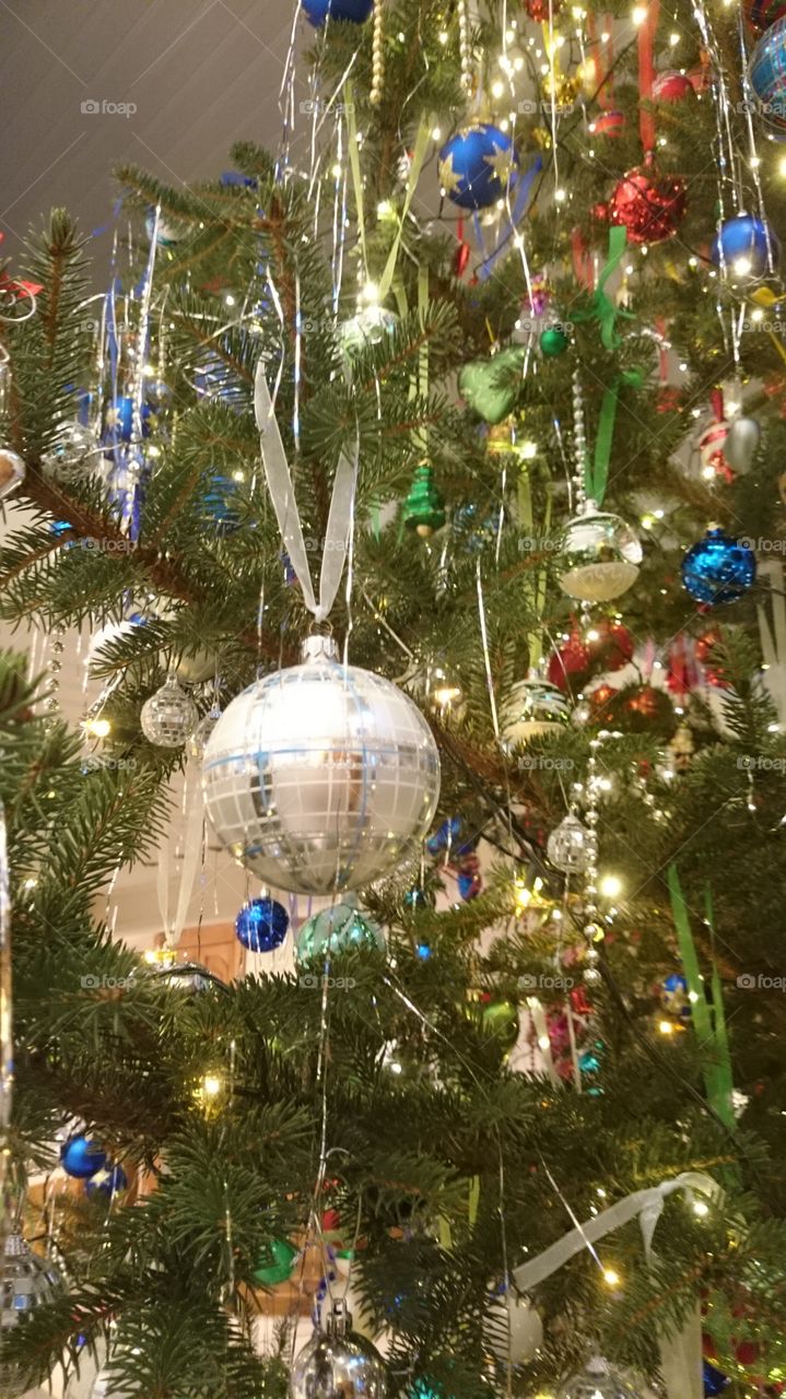 Sparkling christmas balls in the tree