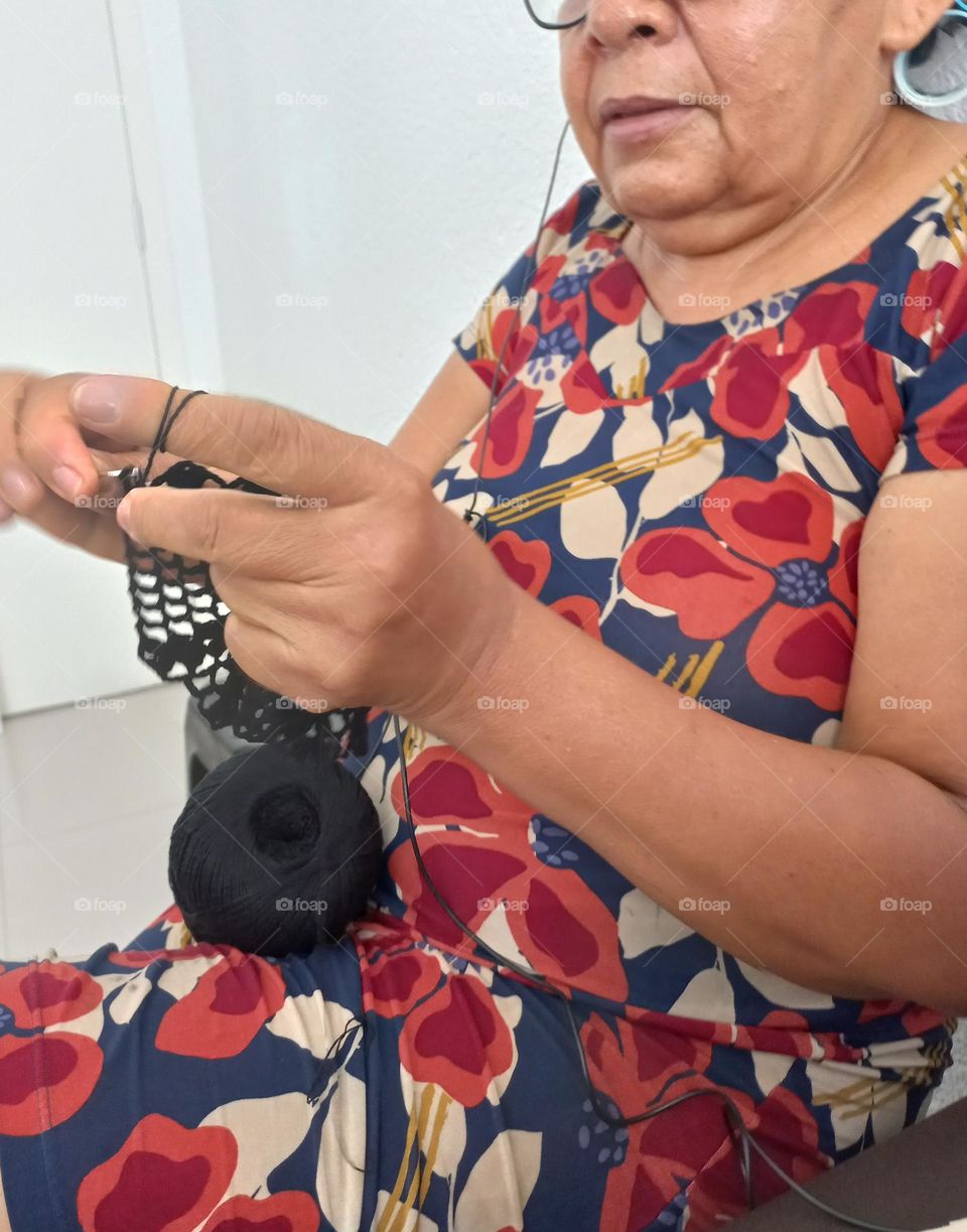 Crochetar ou tricotar acalma, previne doenças degenerativas, reduz o estresse, relaxam, melhoram a autoestima e aumenta a criatividade