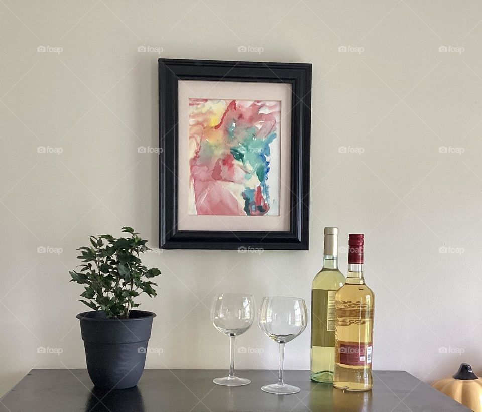 Simpleza en un ambiente natural y minimalista dos botellas de vino que esperan ser bebidas en compañía,es ideal para parejas o matrimonios que quieren encontrar en lo simple y natural un espacio íntimo.