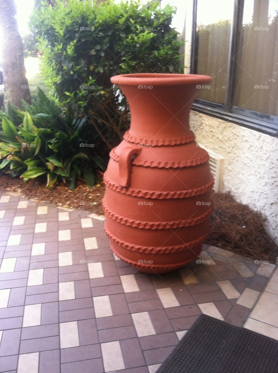 Le vase. A big clay pot