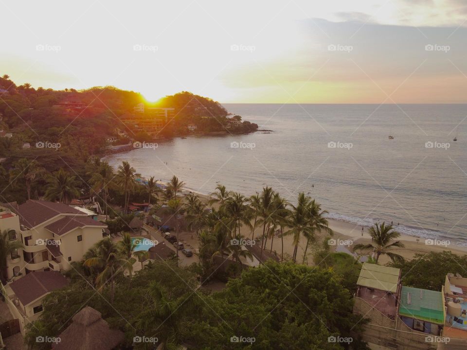 Atardecer desde un dron en la playa