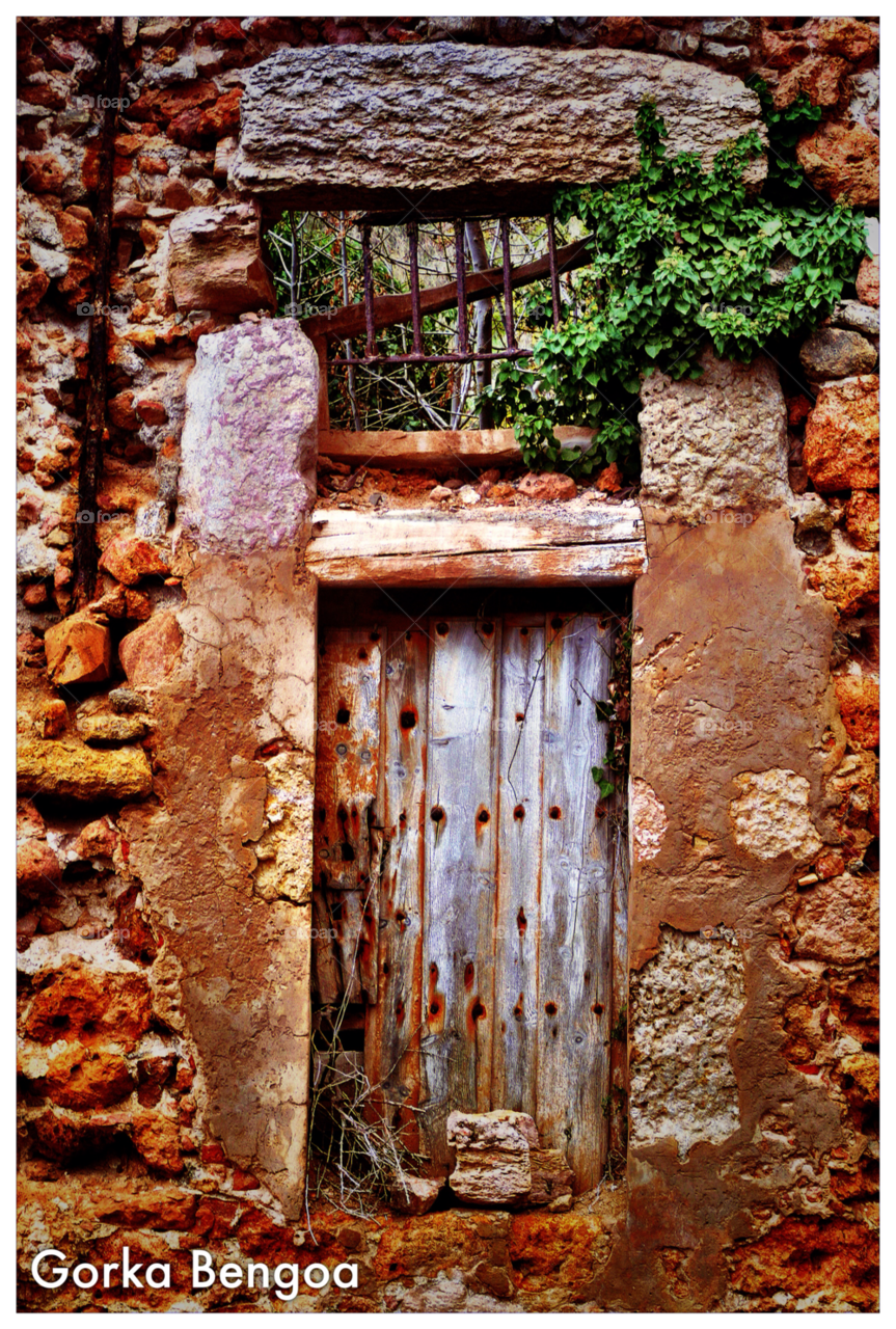 pueblo puerta ruina burgos by kalimero
