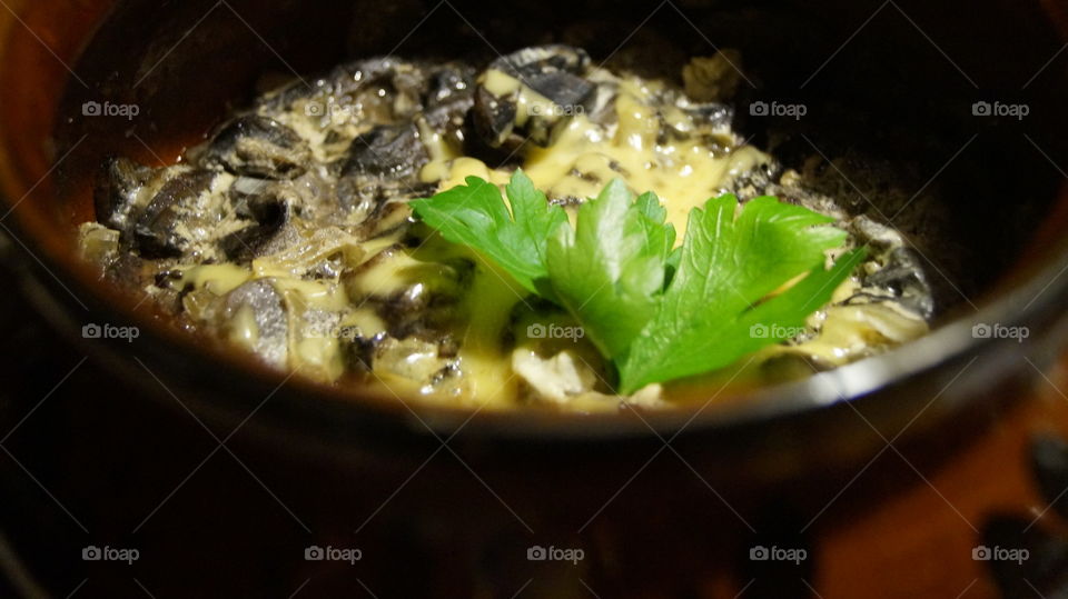 Собственное производство! Грибы в сметане, тушёные в горшочке.