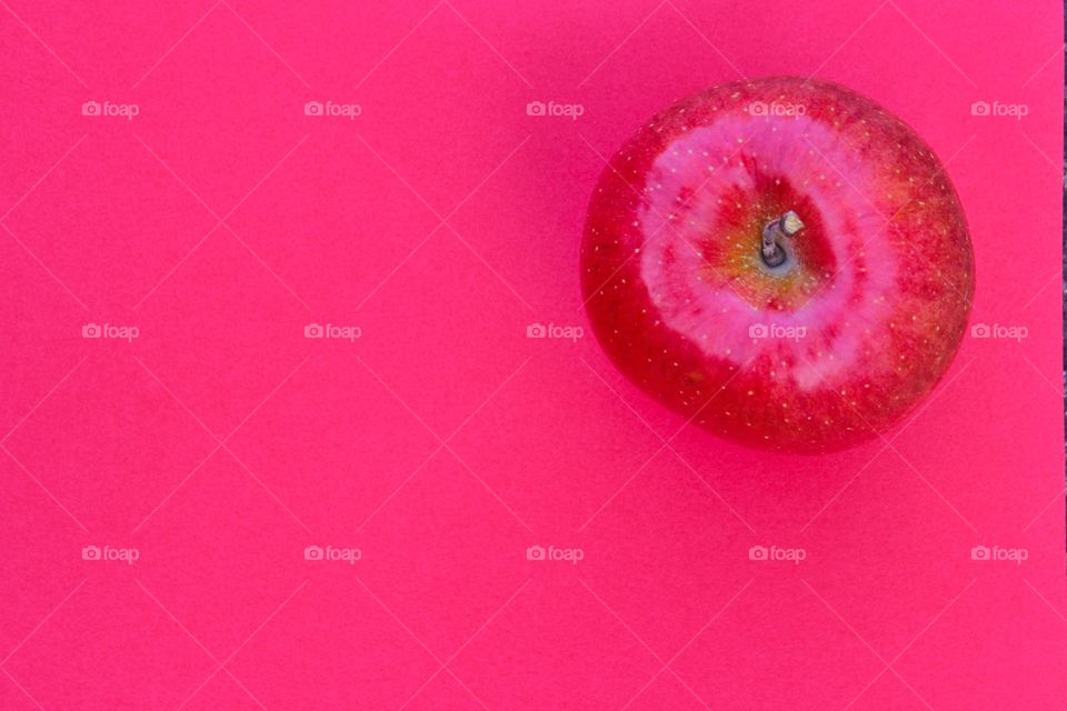 Pink the apple.