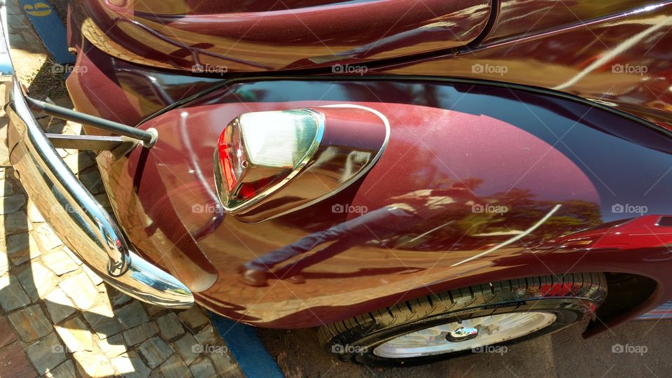 Paralama, lanterna e para-choque antigo de fusca.