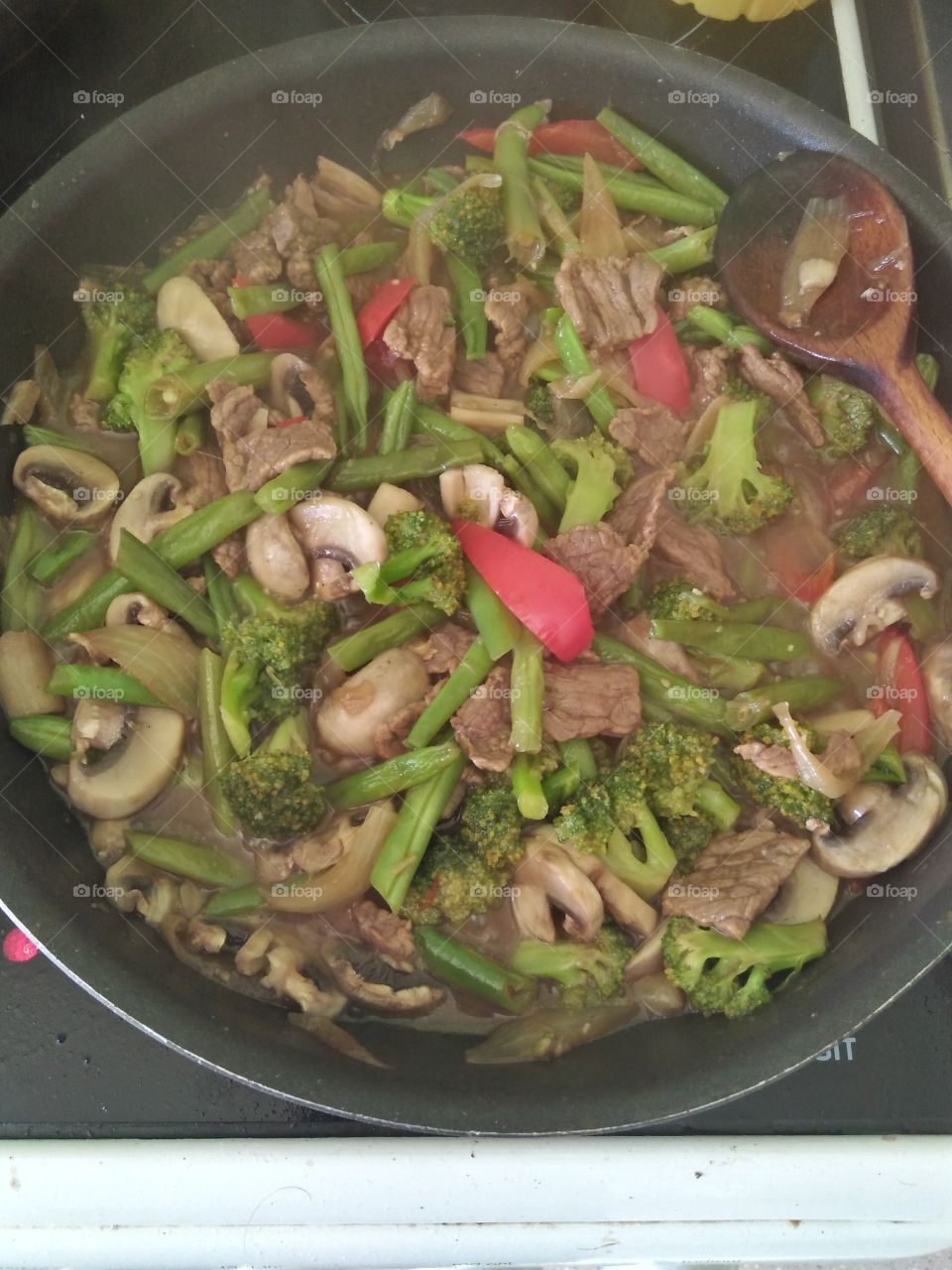 fry beef,broccoli, beans, mushrooms, bell red pepper with oyster sauce