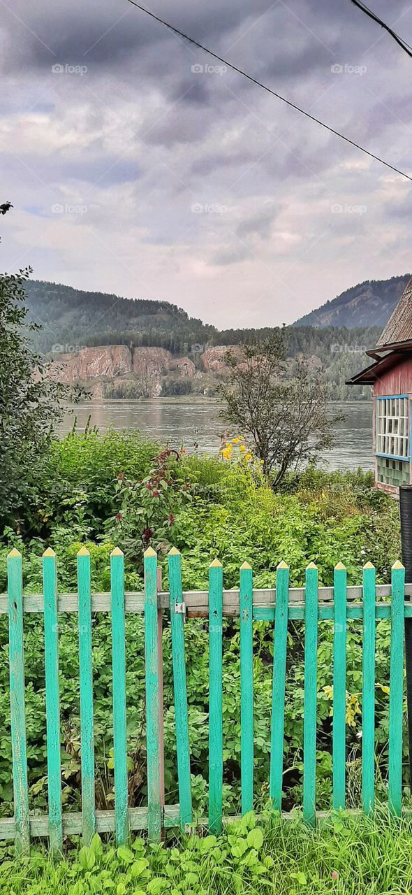 зеленый забор с видом на реку