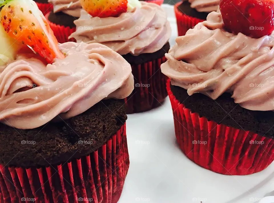 Chocolate cupcakes with strawberry cream and strawberries 🍓