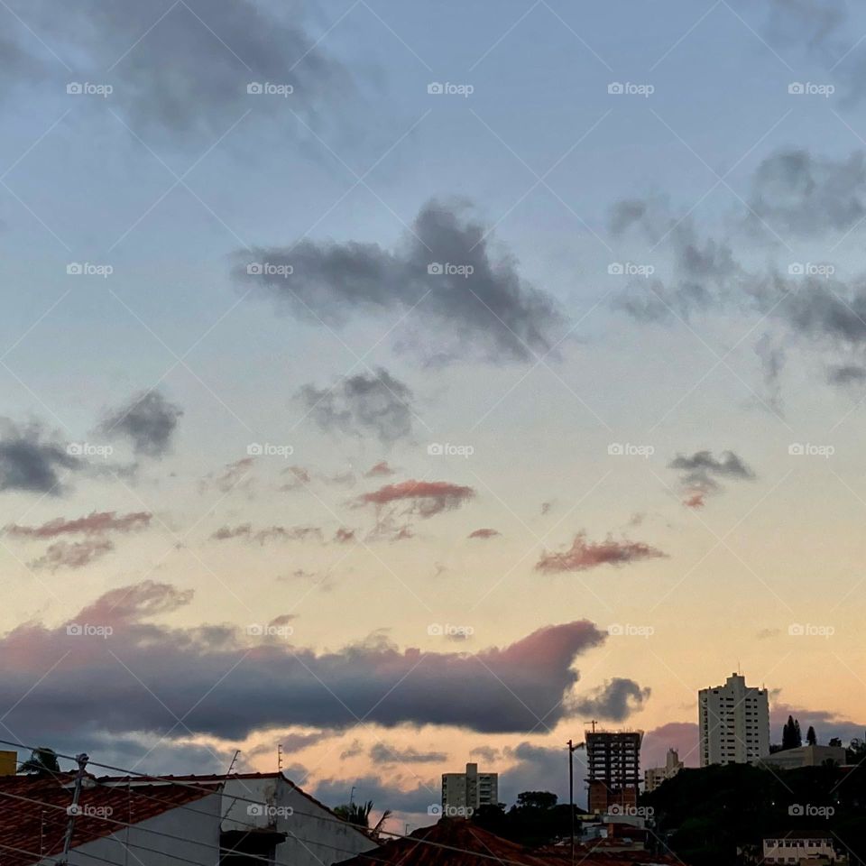 🇺🇸 And with that “different” cloud heading for the building, the day ended.  Nature likes to play with its shapes, doesn't it? / 🇧🇷 E com essa nuvem “diferentona”, rumo ao prédio, terminou o dia. A natureza gosta de brincar com suas formas, não?