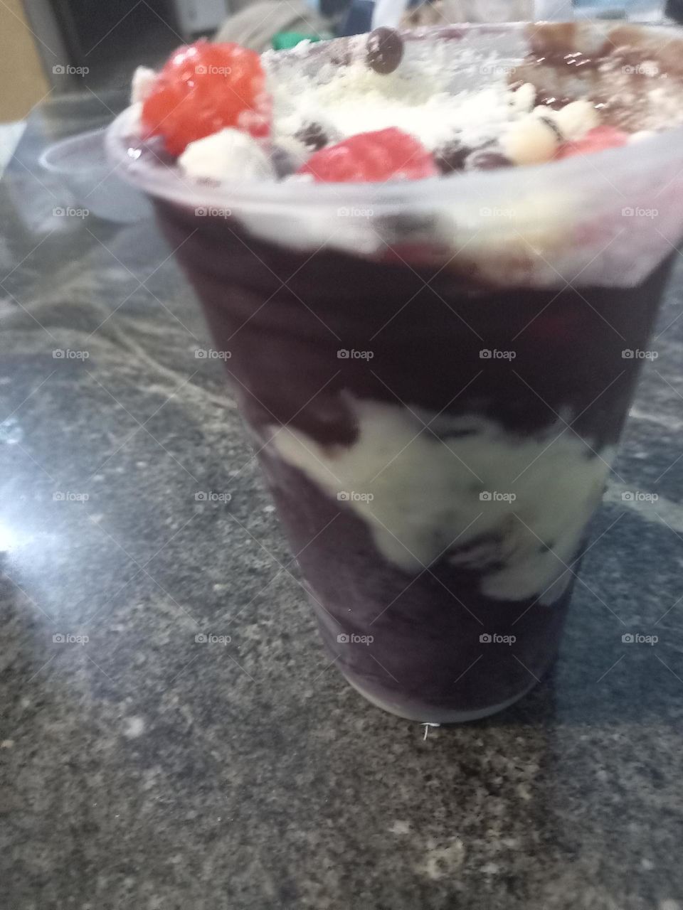 Açaí com chocolate e morango.