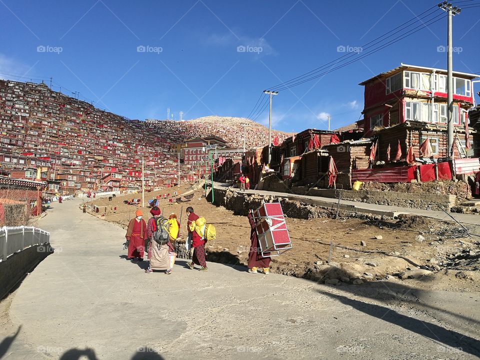 Se Da Buddhist Monastery and School in Sichuan Province, China.
Se Da is currently the largest Tibetan Buddhist school in the world and not open to westerners.