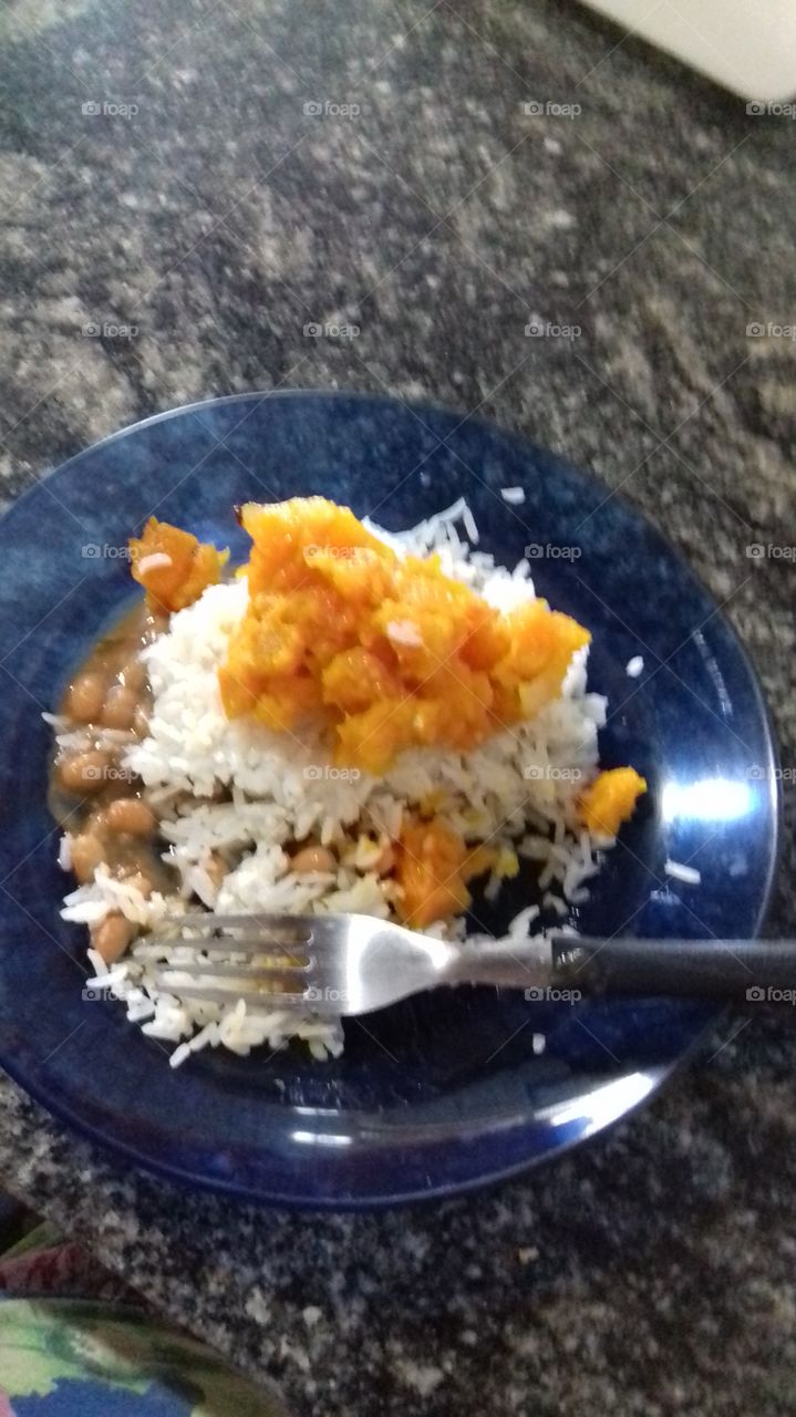 arroz feijão e abóbora paulistinha com cebola.
