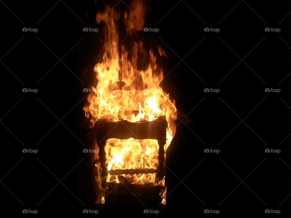 Cadeira em chamas