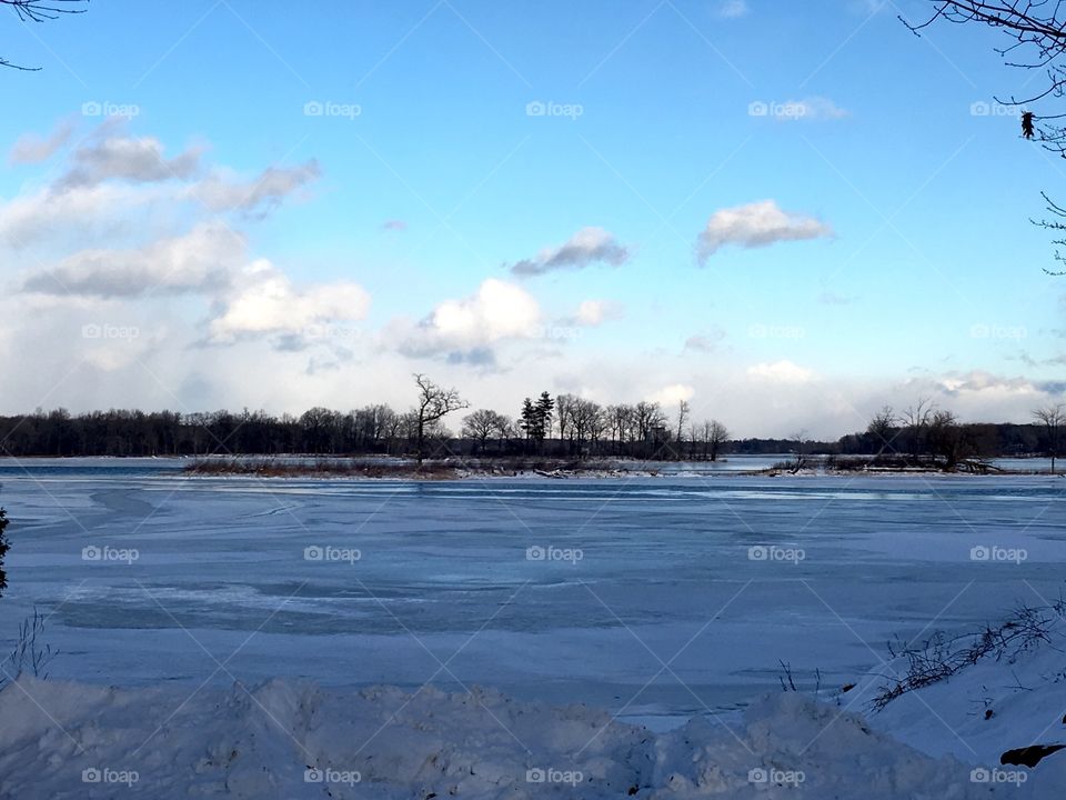 Frozen lake in Québec 