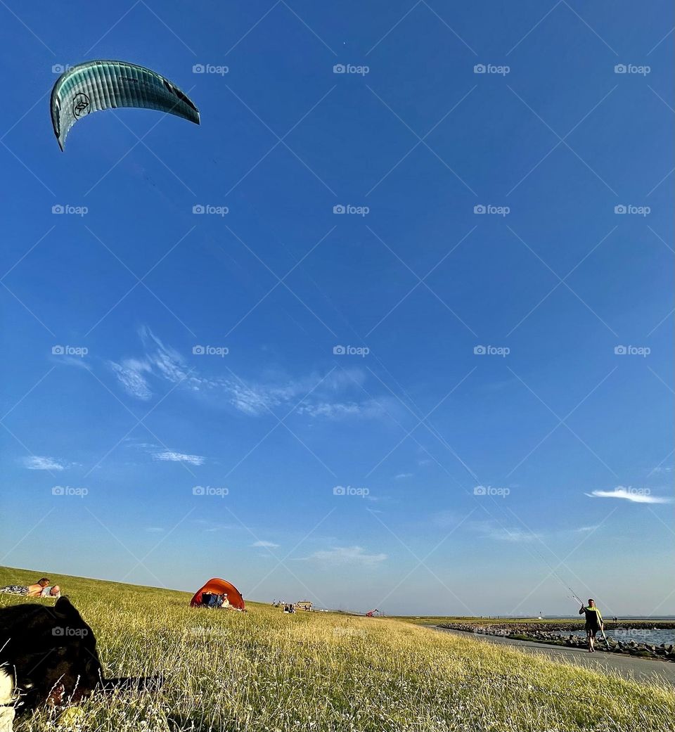 A normal day at the sea! Watch now the most relaxed kite Surfer 🏄‍♂️