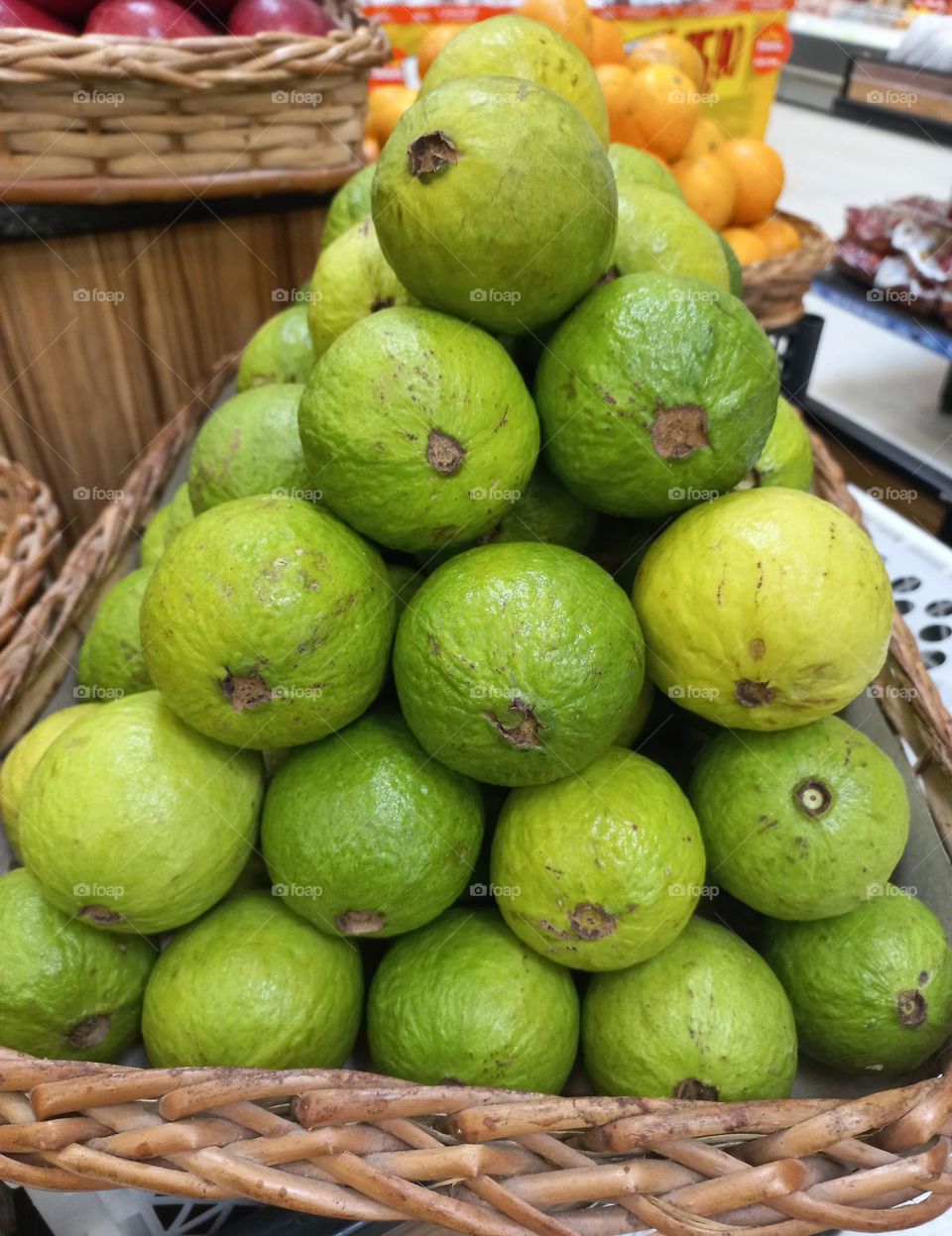 Goiaba a fruta é fonte de vitamina C, potássio,  magnésio e em compostos bioativos, como o licopeno,  que está associado à prevenção  do câncer  de próstata.