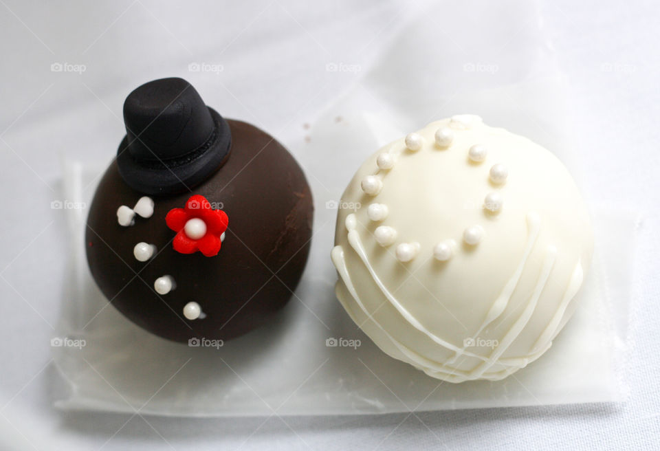 Bride and groom cake pops with a veil and top hat