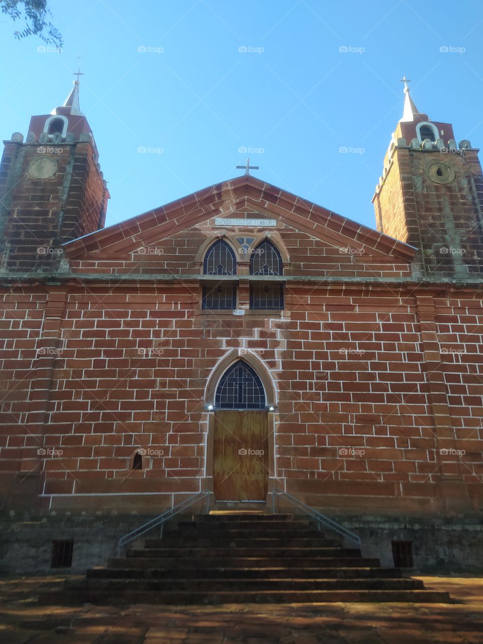 igreja católica no centro de cidade em interior de São Paulo com estruturas góticas.