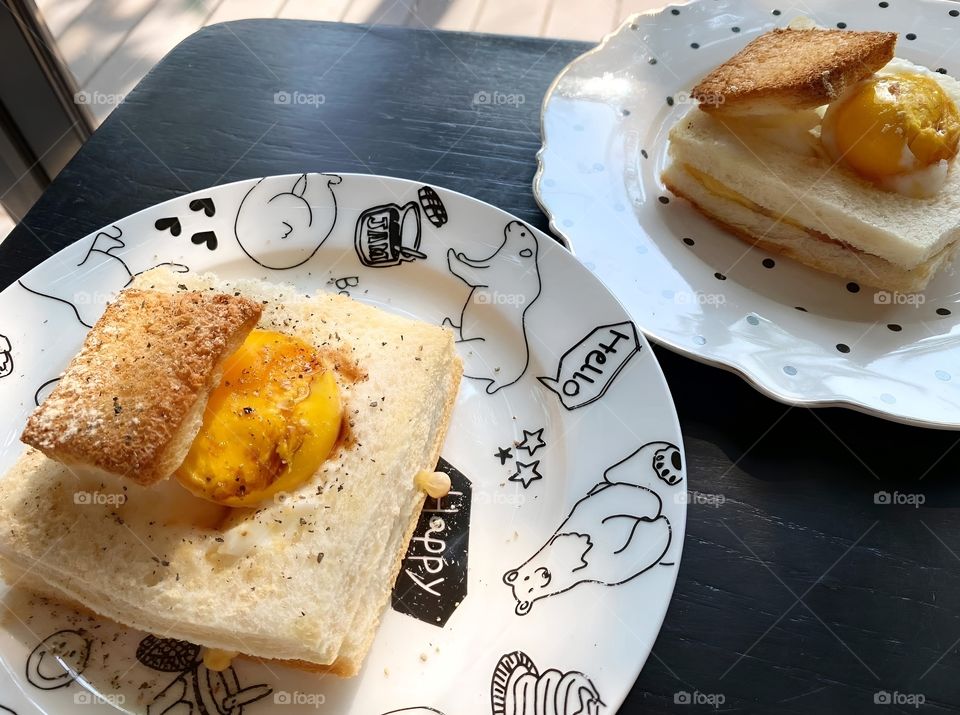 eeg sandwich with white polar bear