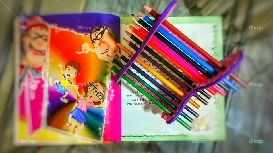 livro lápis de cor colors