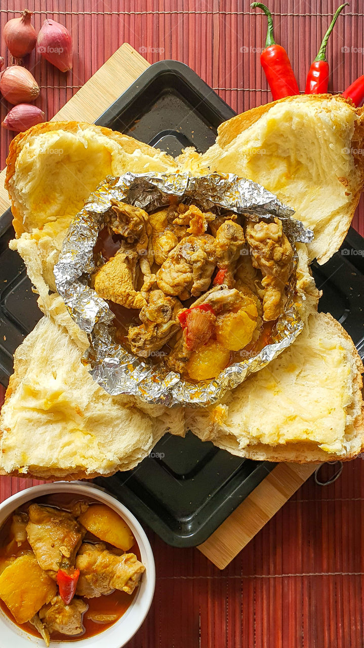 Chicken curry with bread