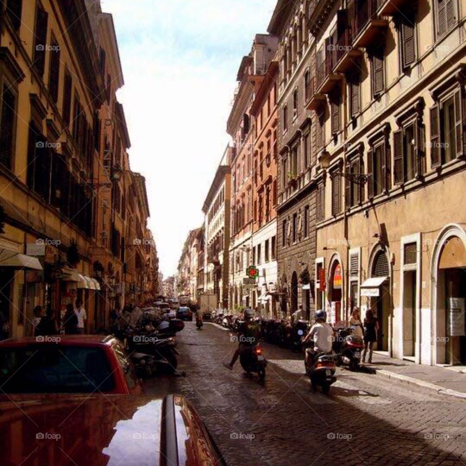 Una Via di Roma. A shot of street life in Rome. Photo by Tony Azzaro. 