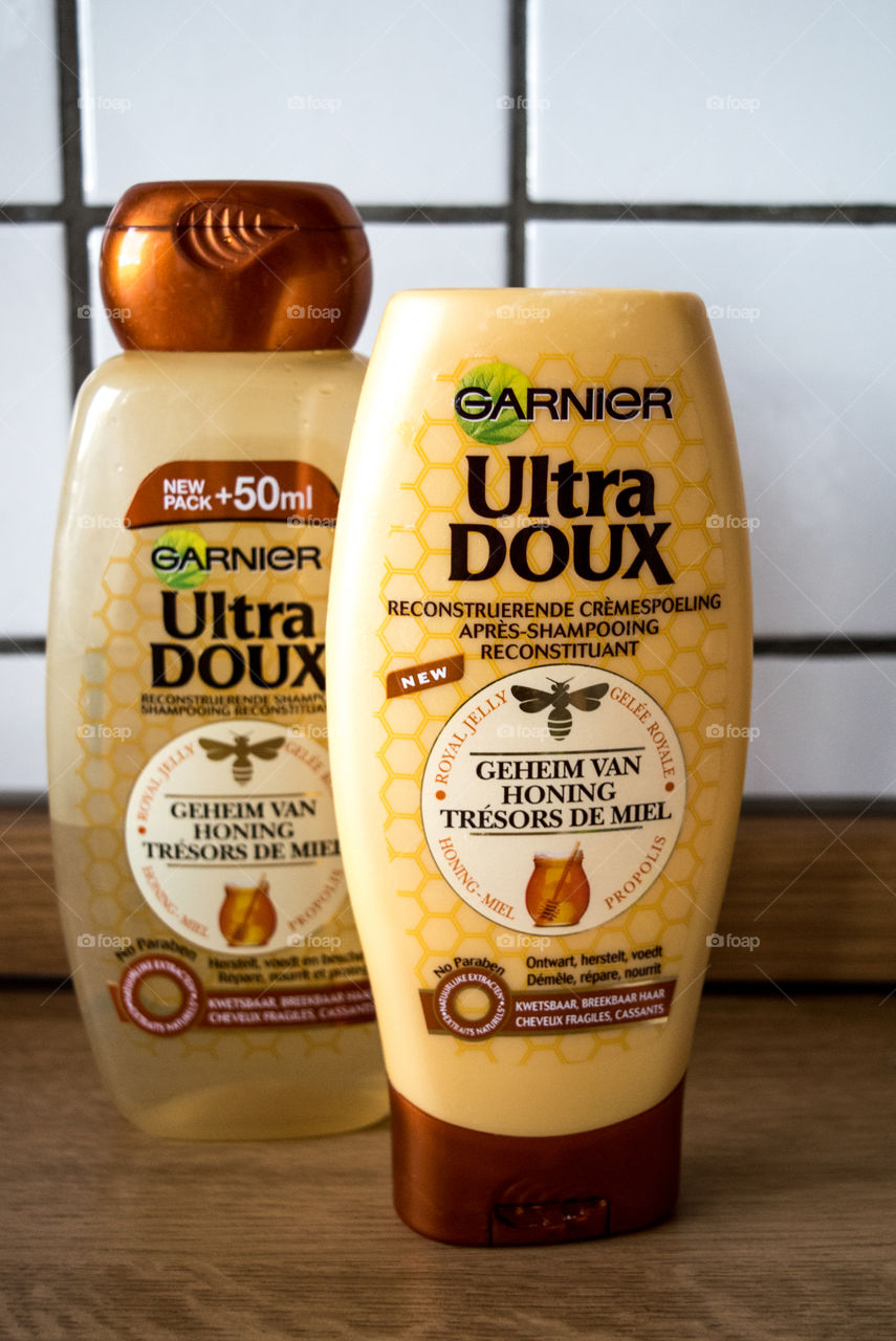 Shampoo, honey, wood, garnier