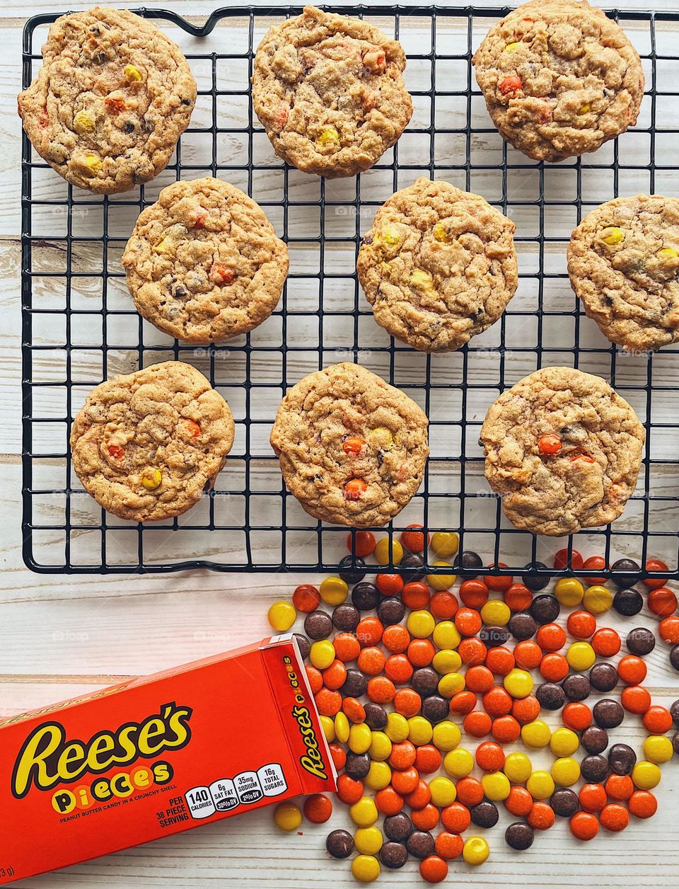 Reese’s Pieces Chocolate Chip cookies on a cooking rack, circle shaped cookies, baking circles at home, geometric shapes in everyday life, patterns of circles, circle shaped candy and cookies, delicious desserts in circular shapes