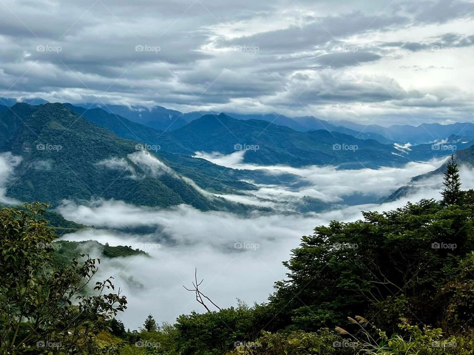 Beautiful mountain scenery with sea of clouds