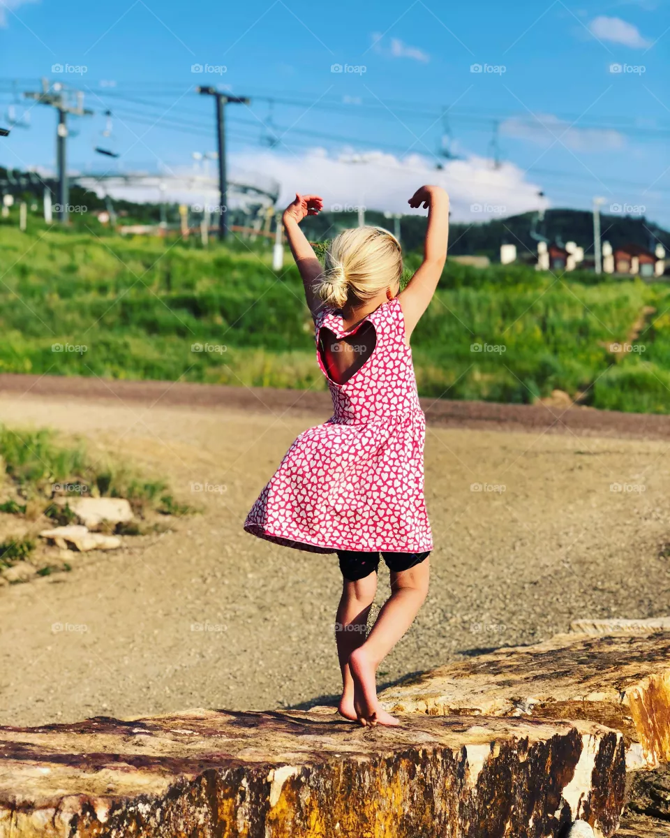 Mountain love. Dance like no one’s watching. 