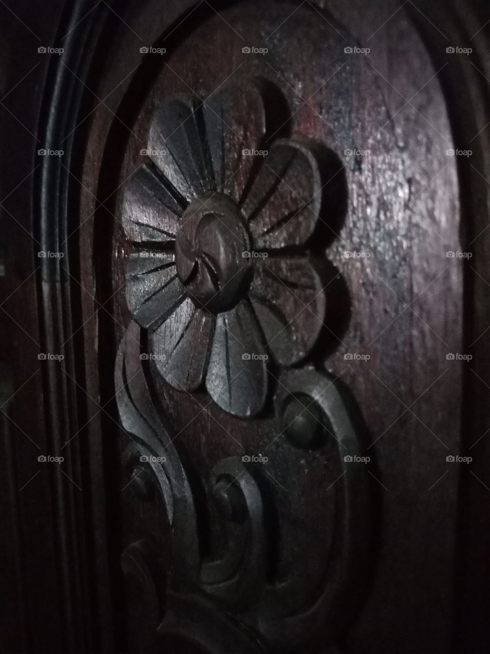 The woid sculpture in the shape of flower on the wood door