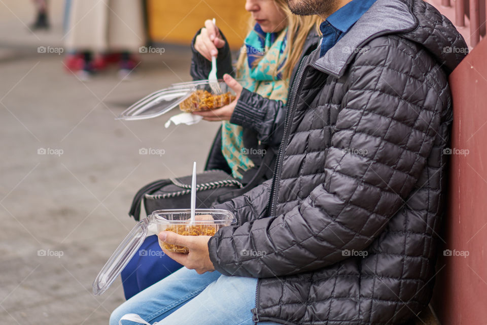 Mujeres comiendo en la called junto al mercado de la Boquería 