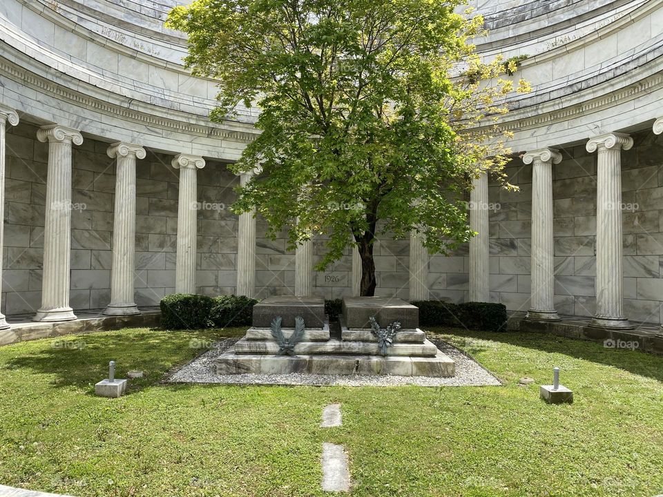 The grave of President Warren G. Harding