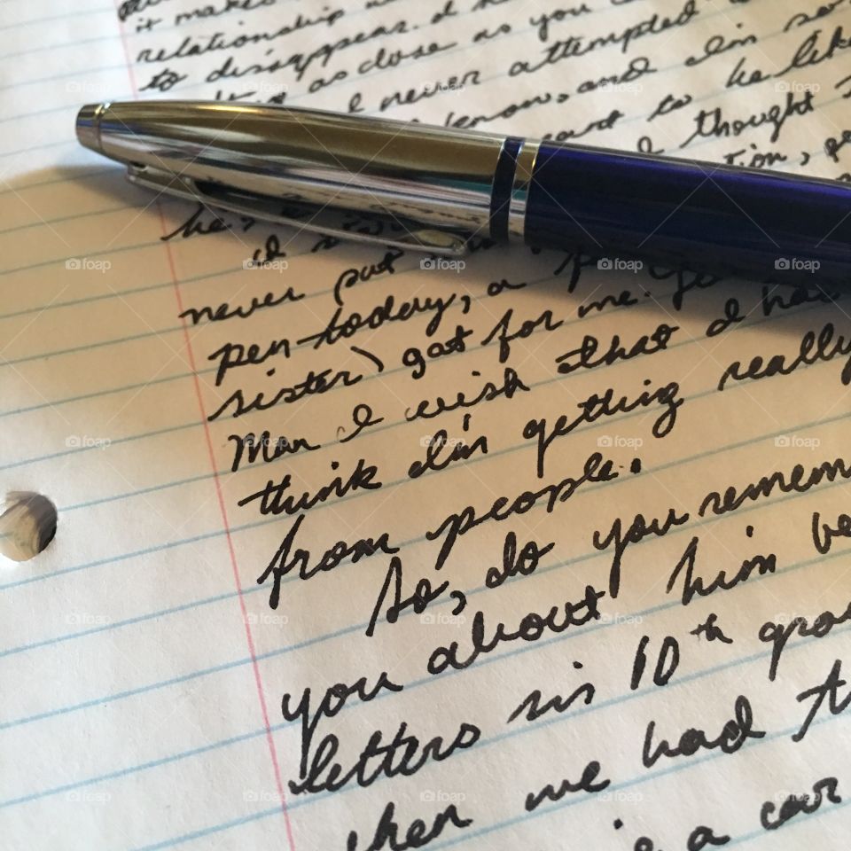 Writing on loose leaf with a fancy fountain pen