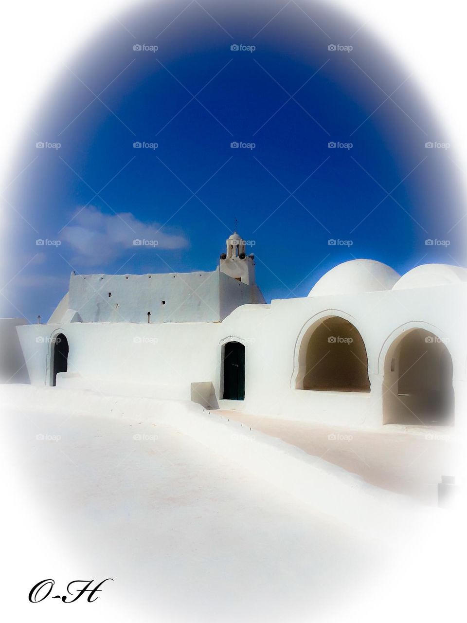 A picture of the Fadloun Mosque on the island of Djerba, showing this building with its domes and arched doors
The island's buildings are distinguished by their bright white lime-coated walls