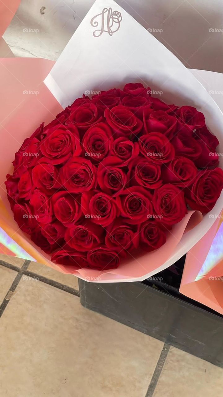 Hermoso ramo de rosas rojas