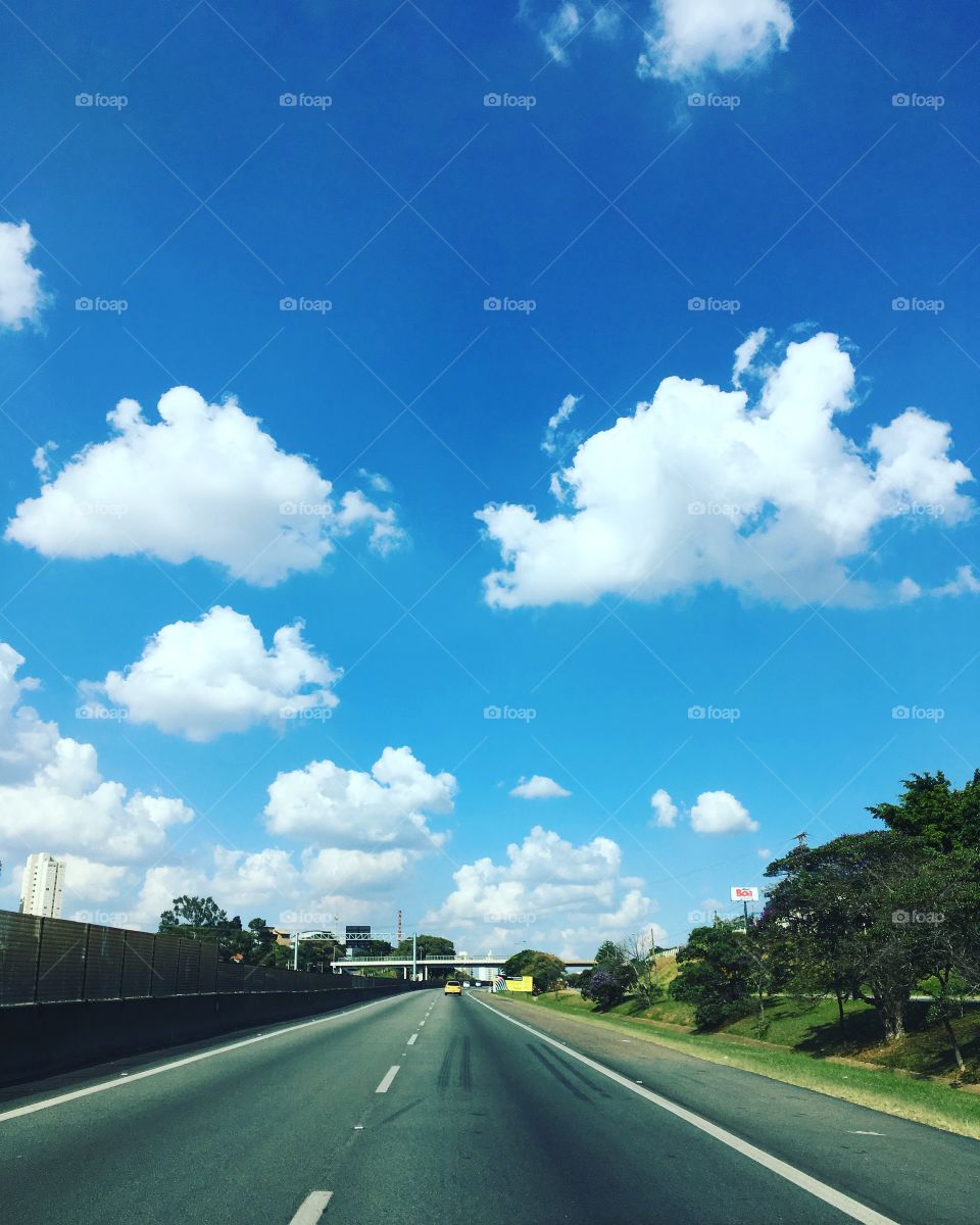 Um raríssimo momento: Rodovia Anhanguera VAZIA!
Uma autoestrada só pra mim... (por alguns momentos).
🚙 
#céu #paisagem #natureza #fotografia #nuvens #landscapes 
