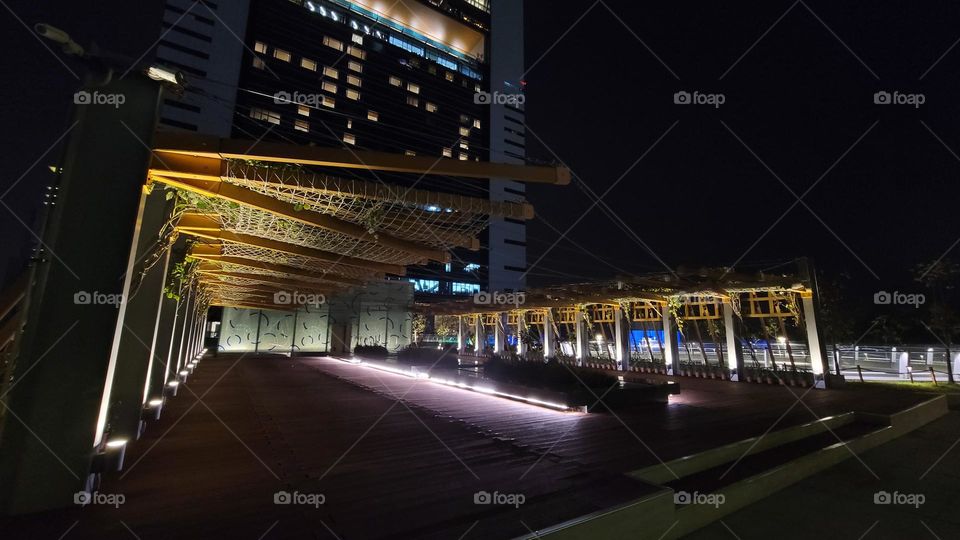 kaohsiung Main Public library. THE architectural technique is very special using suspended steel rods, which is a lightweight design, and adopts glass curtains, so it is also the most penetrable library in the world.