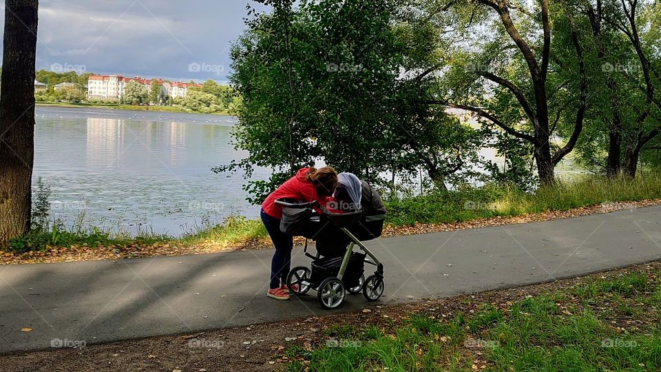 Baby's first walks 👶🍼 Morning walk in the City park around the lake 🌳 Mom with a baby stroller 🚼🚶‍♀️