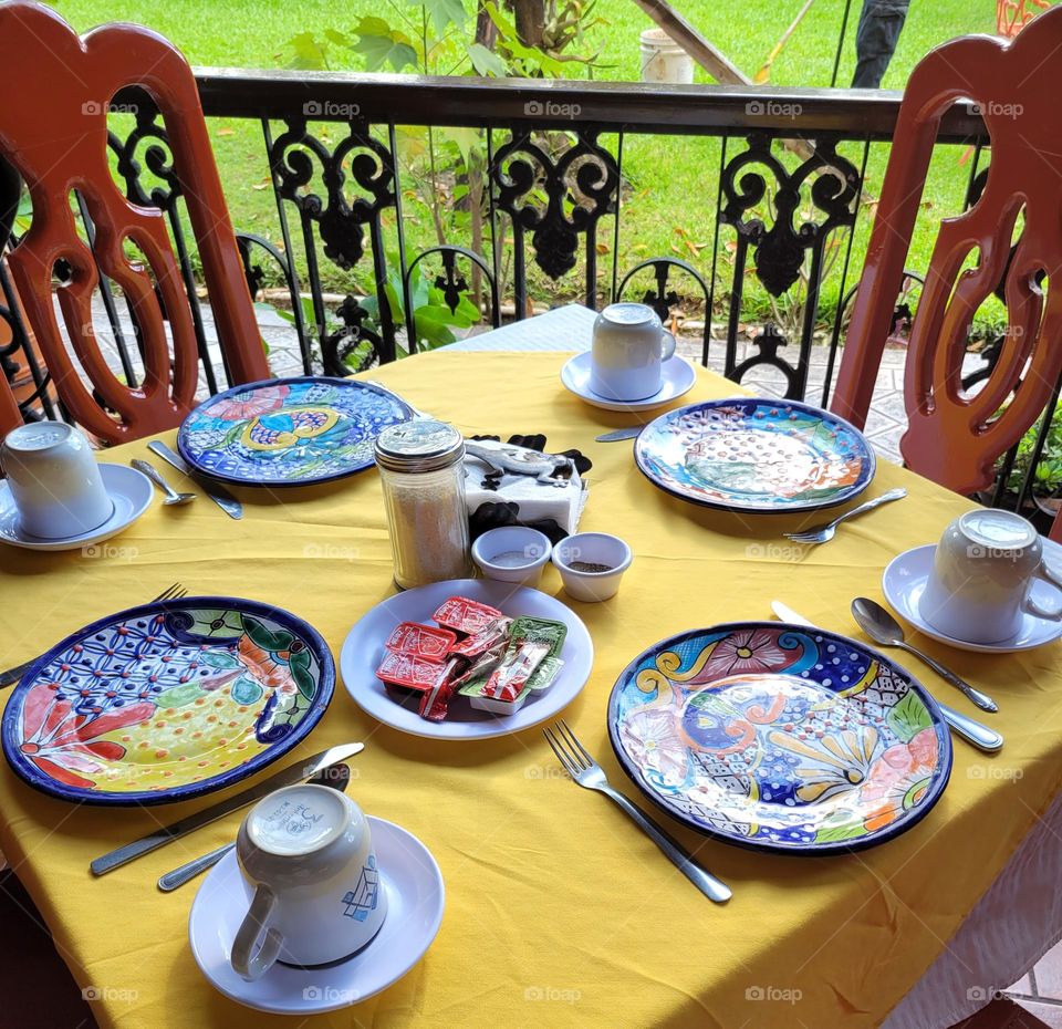 mesa preparada para el desayuno mexicano