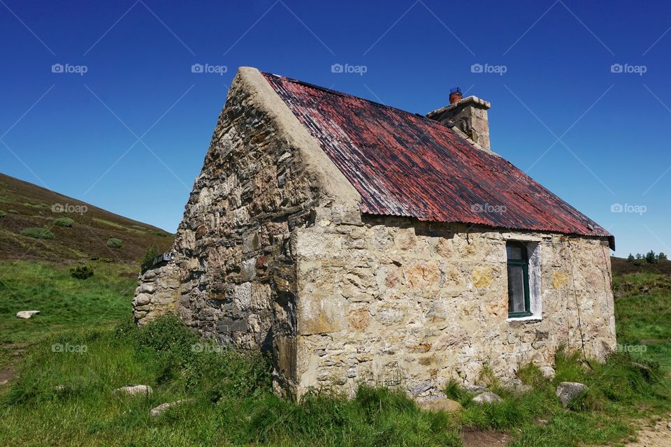 A Scottish Bothy in the Cairngorms... simple place to rest up ... note the blue sky ... unusual for Scotland 🏴󠁧󠁢󠁳󠁣󠁴󠁿